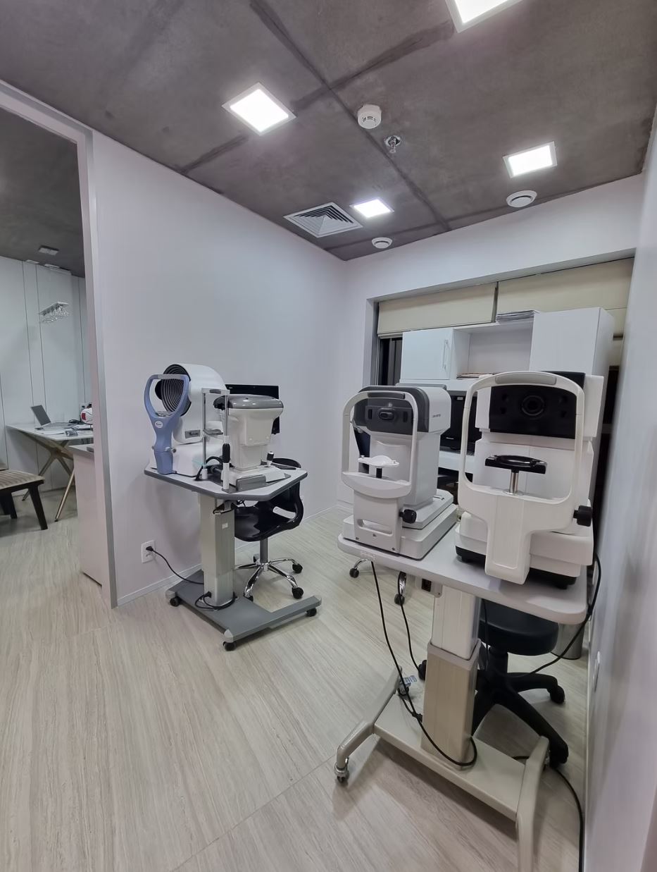 Foto de equipamentos para exames oftalmológicos